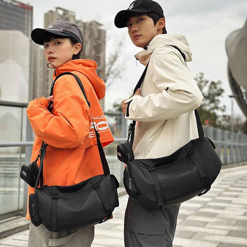 日系大容量斜挎包男运动健身包潮牌工装机能邮差包女单肩背包男包