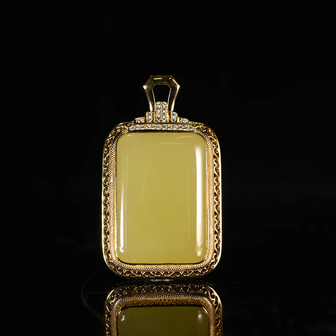 LOT8820 2510290165和田玉镶银黄玉牌佩/保利