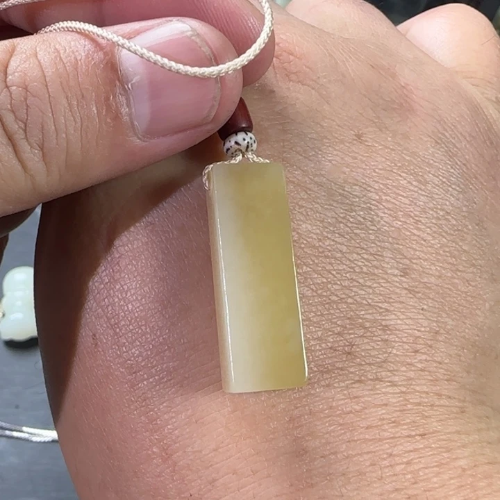 玛***姐和田玉未镶嵌颈饰