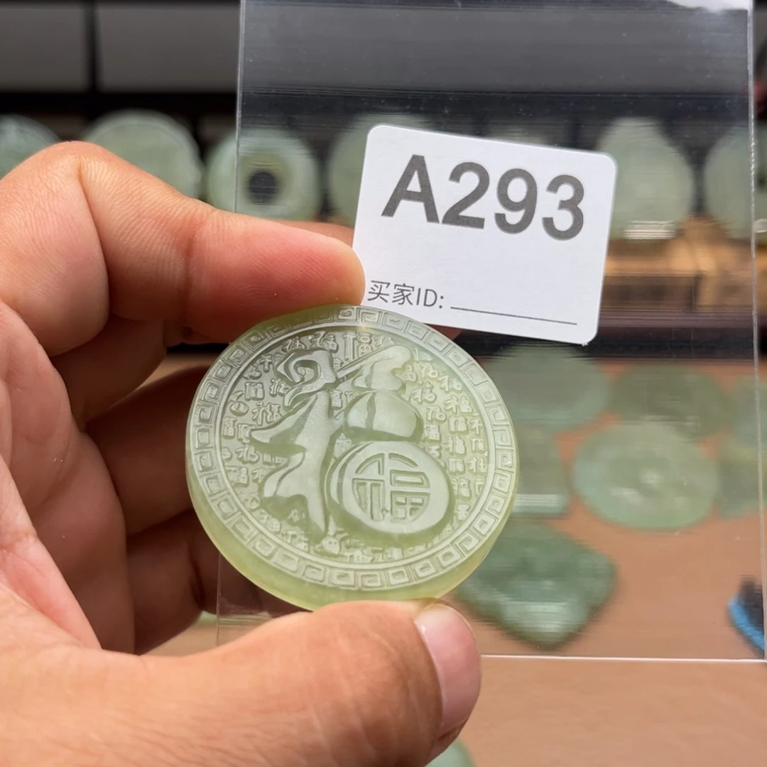 默***儿未镶嵌蛇纹石玉颈饰