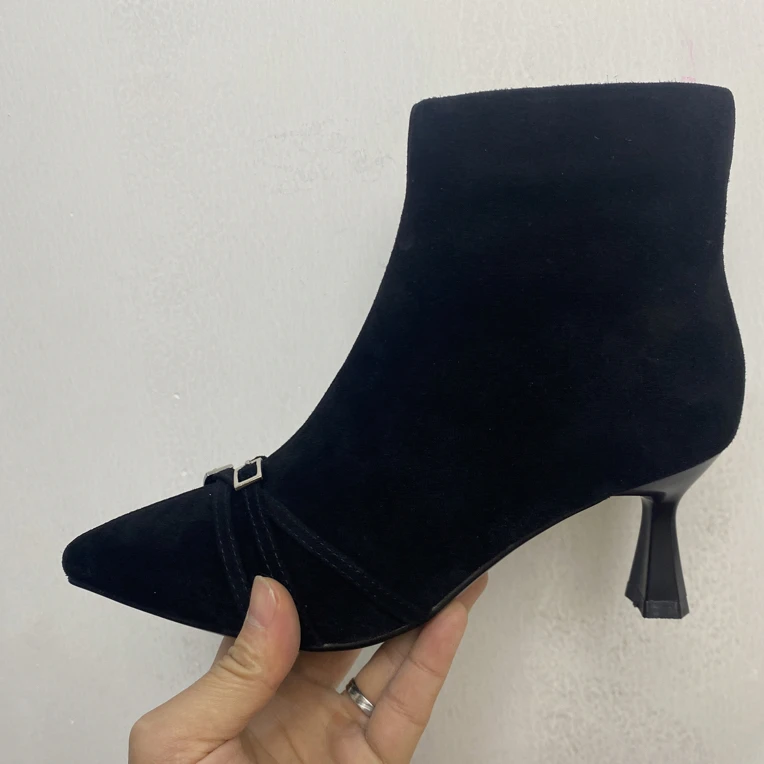 小吴真皮女鞋 羊反绒细跟尖头短靴7066