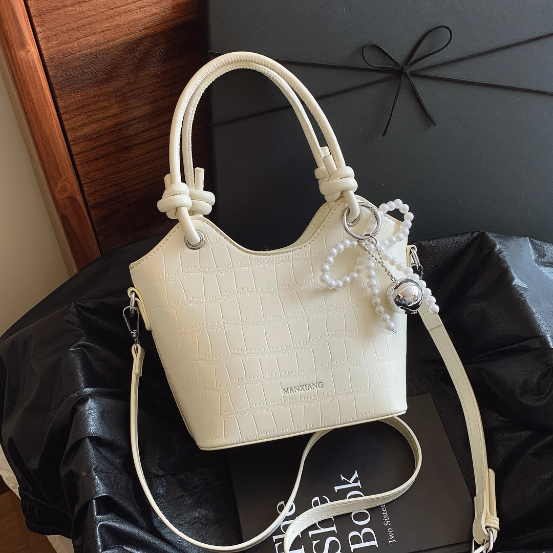 夏天小包包女式2025新款百搭单肩斜挎包高级感洋气超火手提水桶包