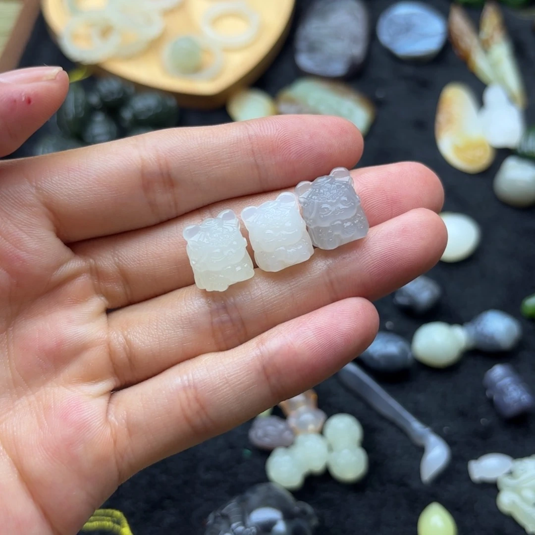 M***i和田玉未镶嵌颈饰