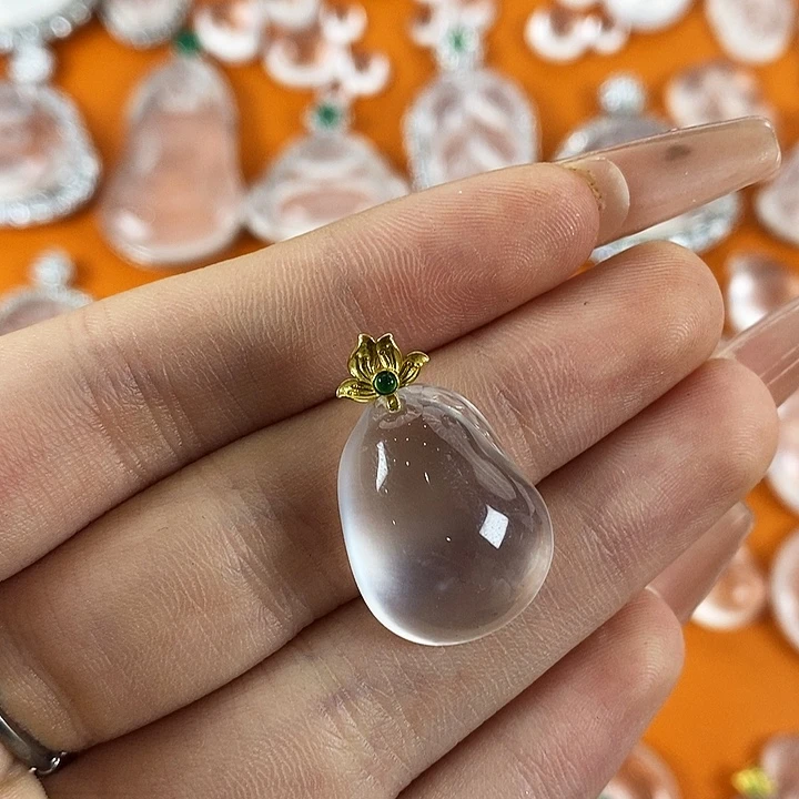 陌***石英质玉18K金镶嵌颈饰