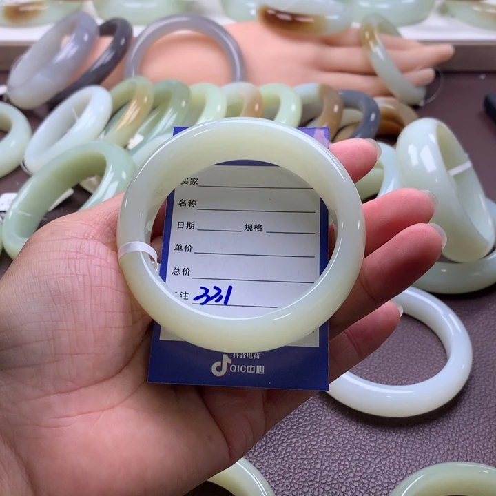 和田玉未镶嵌手镯