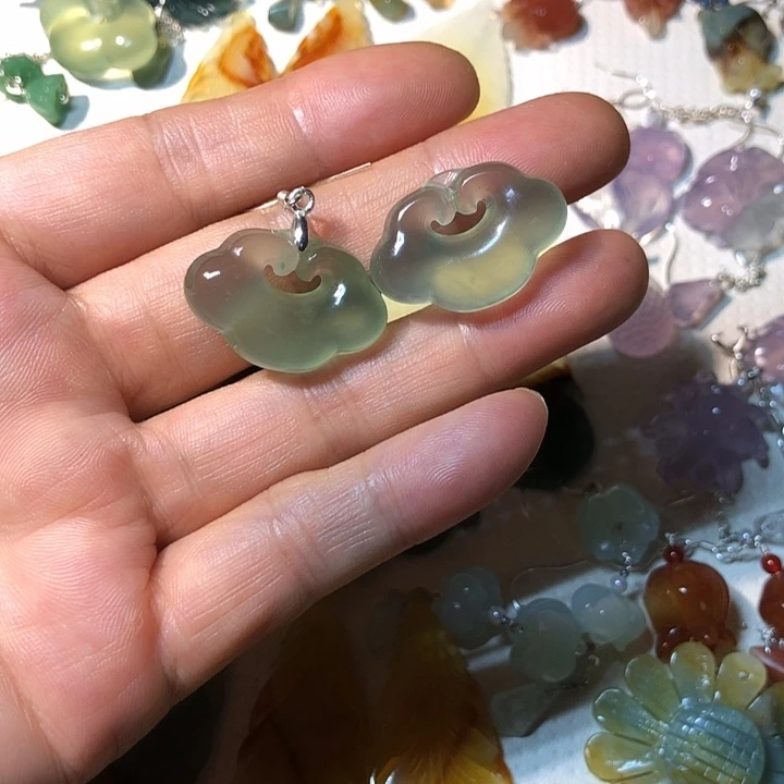 严***梅蛇纹石玉未镶嵌挂件