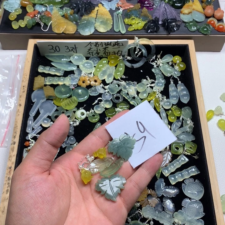 浅****蛇纹石玉合金耳钉