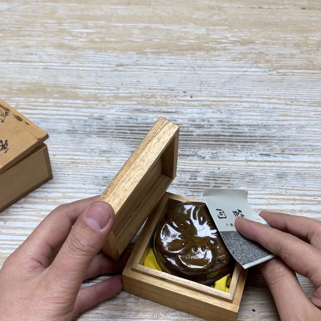 瓷片暗**影密密麻麻的一页书