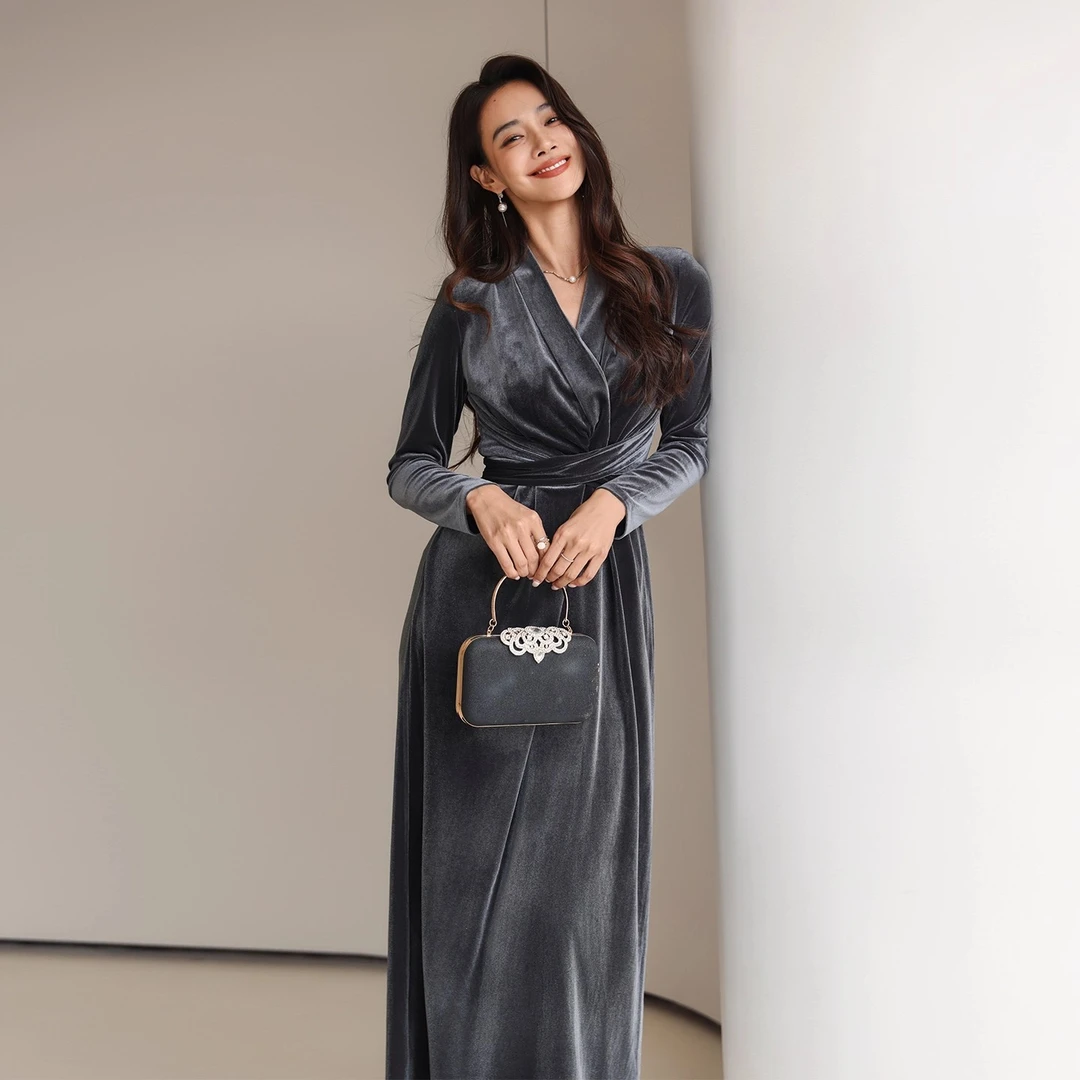 iu【金喜】2025秋冬新款大气灰色丝绒收腰裹身连衣裙女御姐范裹身裙