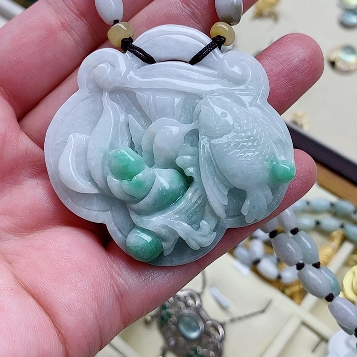 翡翠颈饰未镶嵌婉*