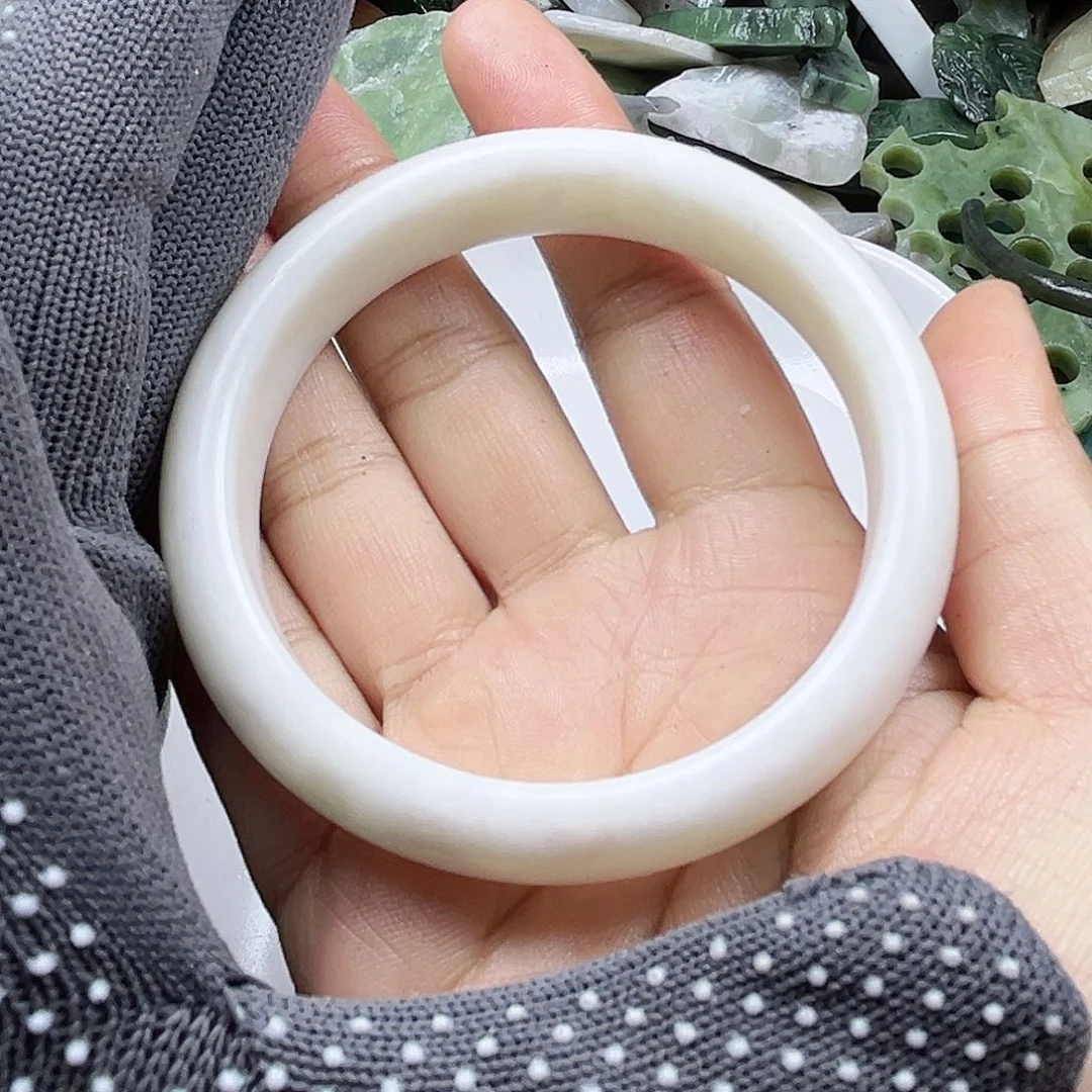 颈饰未镶嵌石英质玉