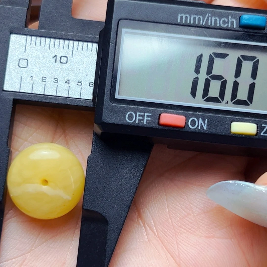 未镶嵌蜜蜡裸石16mm微瑕扣子