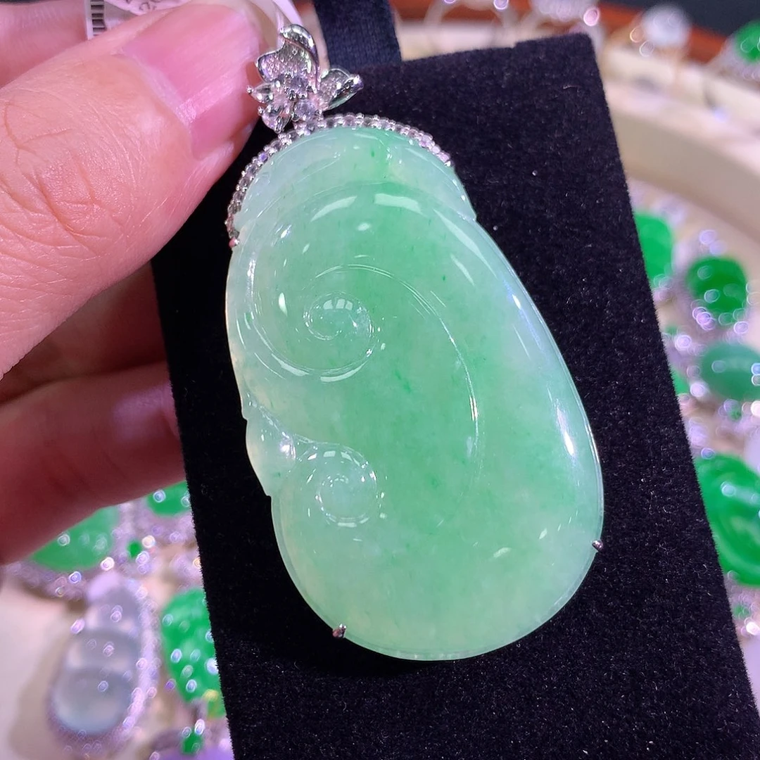 翡翠18K金镶嵌颈饰