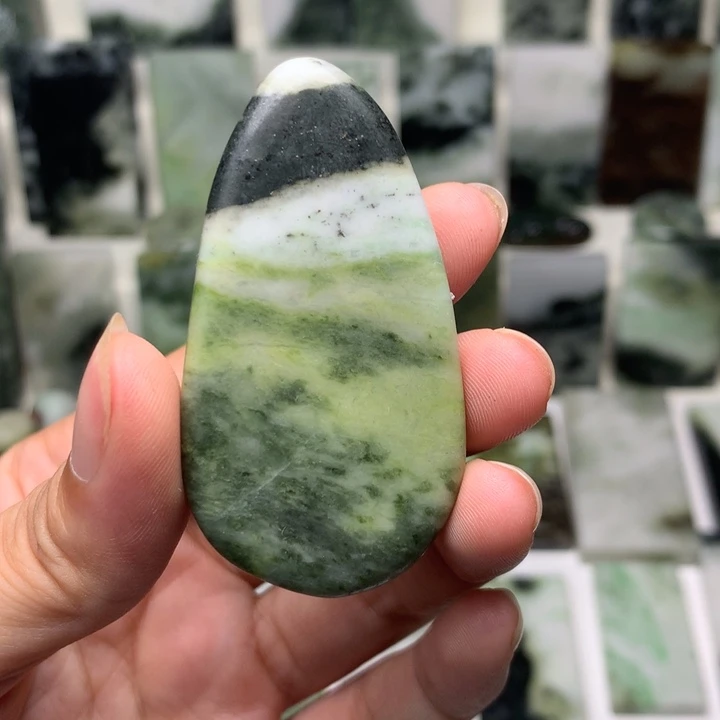 独山玉未镶嵌颈饰