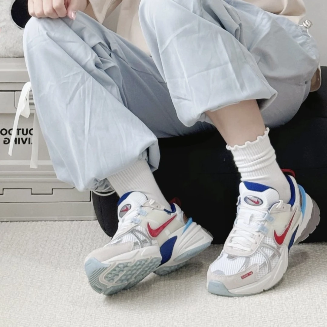 耐克/Nike V2K Runtek 白灰红女子减震防滑复古老爹鞋 HF5724-061