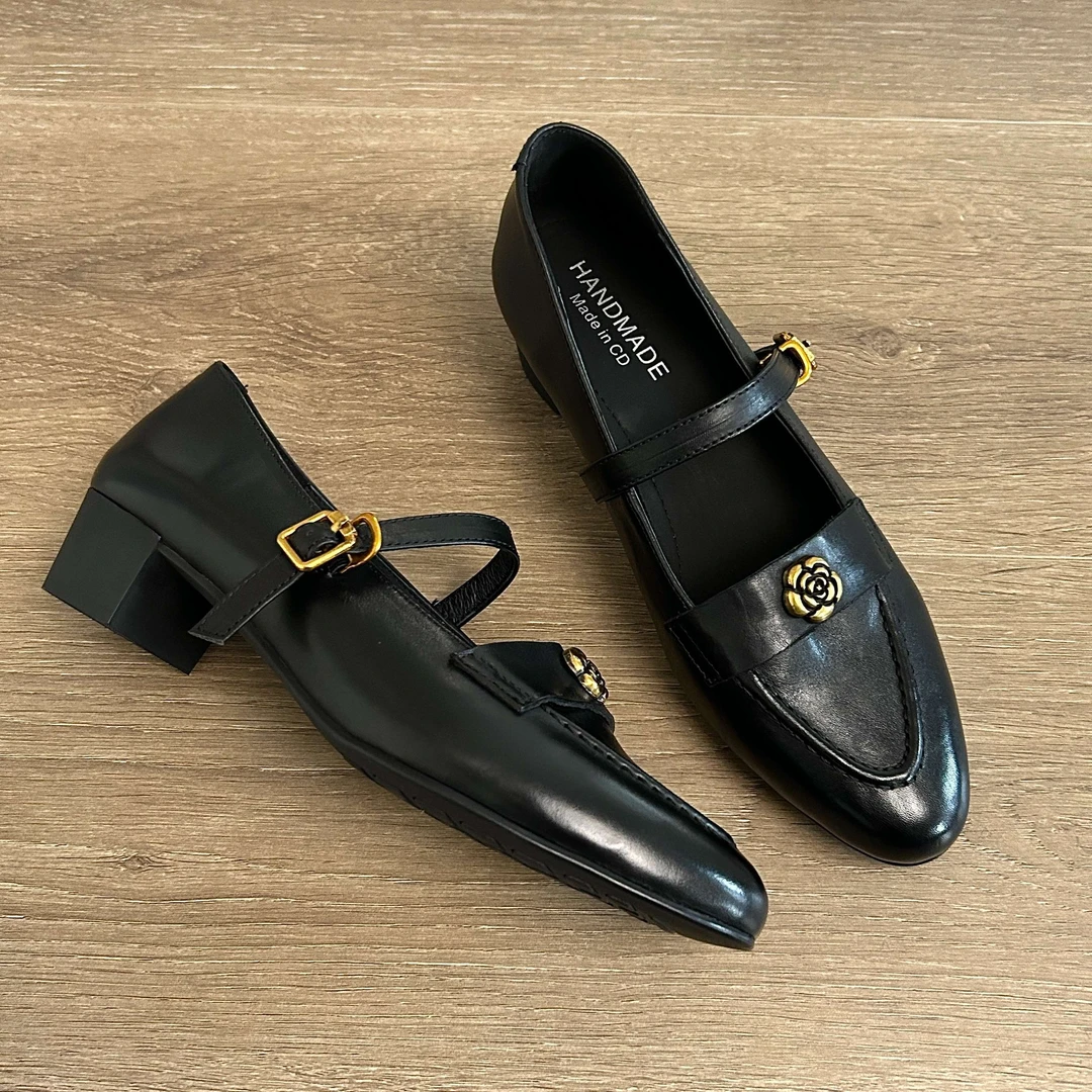 法式复古山茶花一字扣玛丽珍英伦风粗跟真皮单鞋通勤圆头小皮鞋女