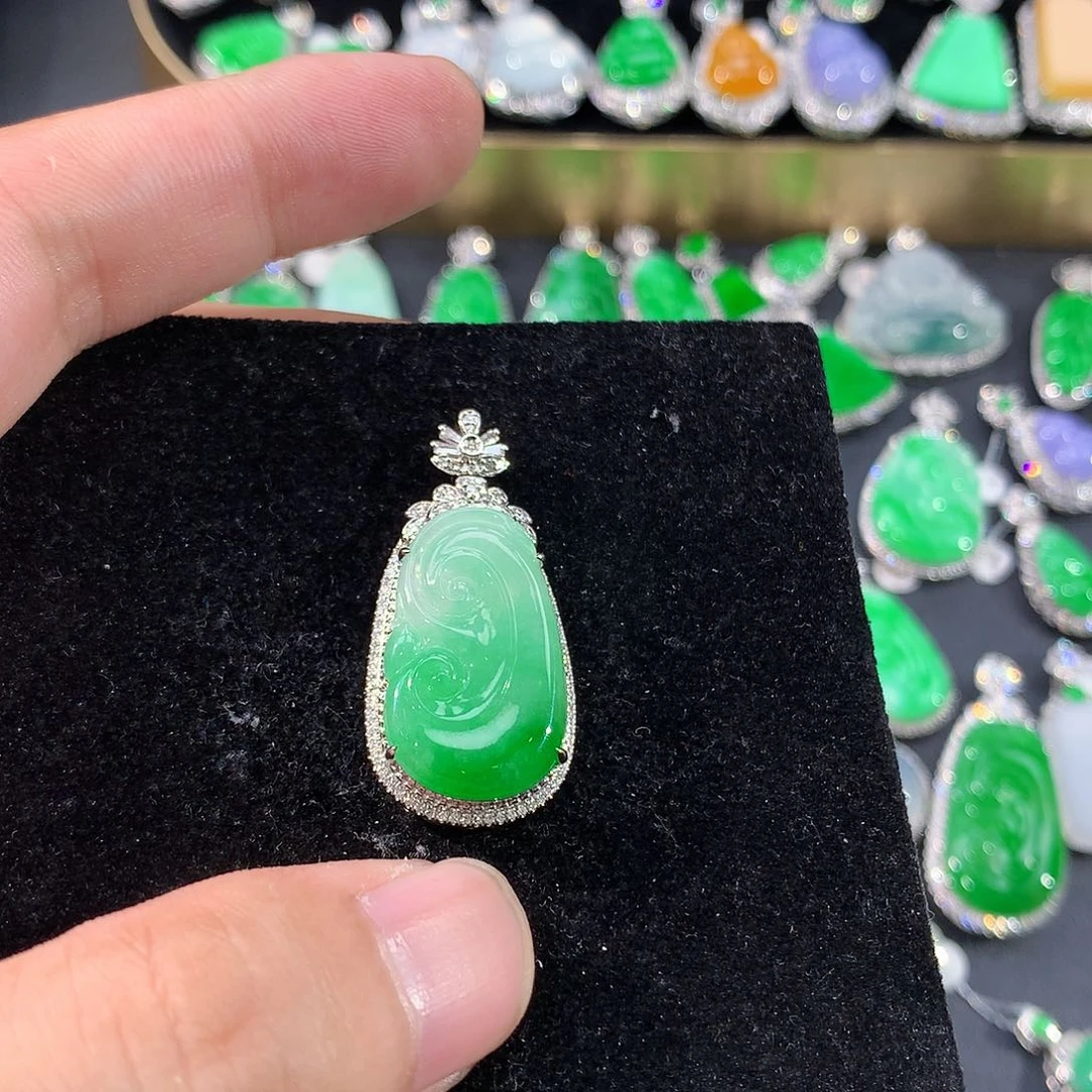 翡翠18K金镶嵌颈饰