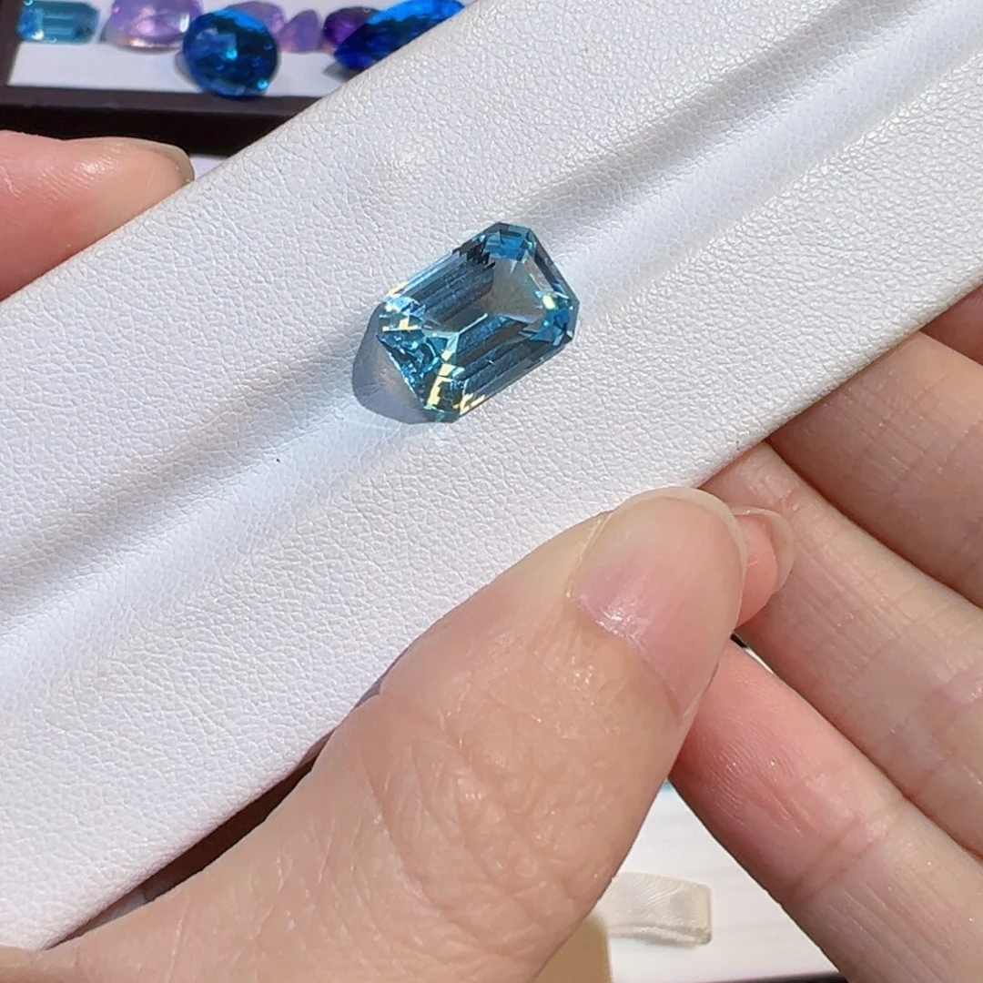 未镶嵌裸石托帕石小***士6.32ct