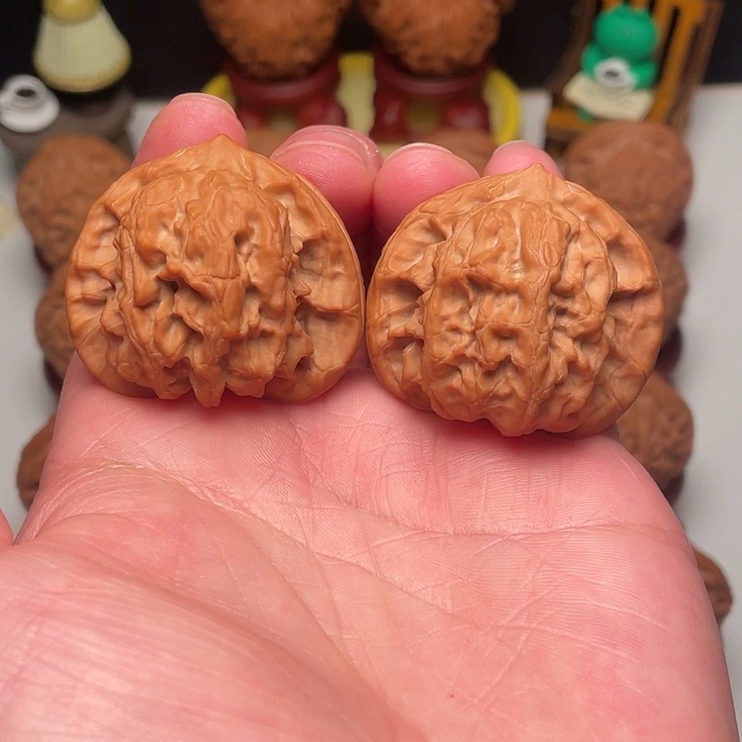 文玩核桃吊坠梨木台