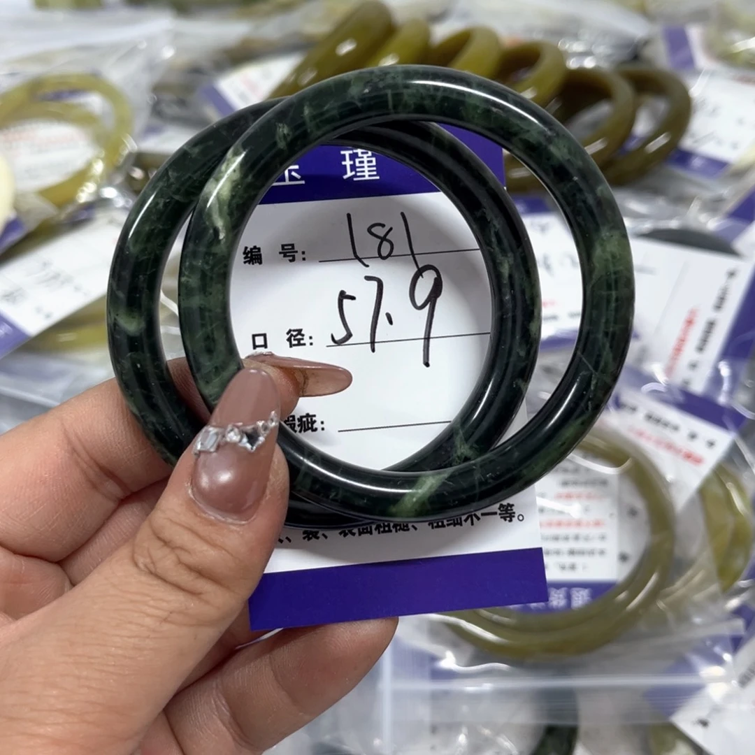 蛇纹石玉手镯未镶嵌