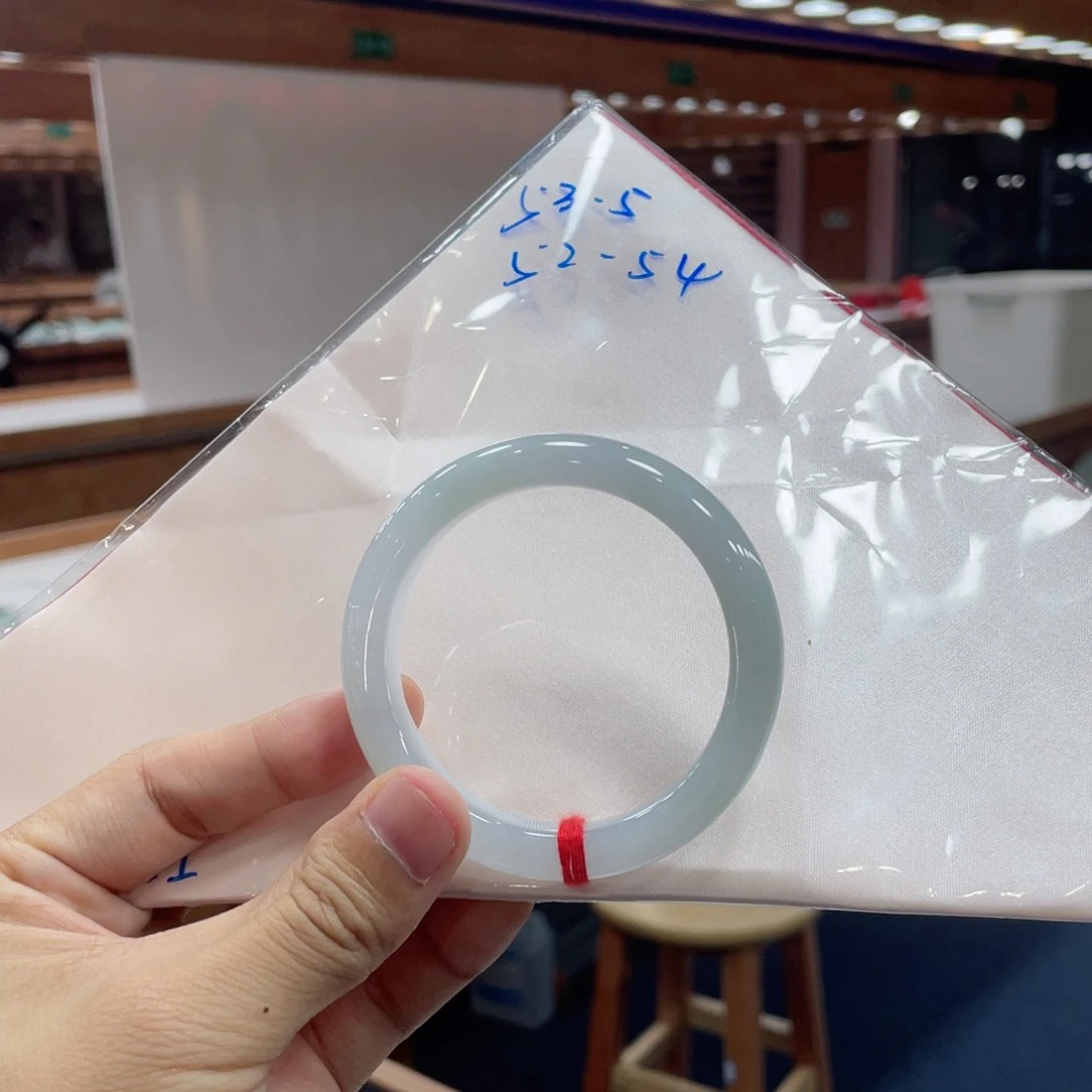 翡翠手镯未镶嵌有包容