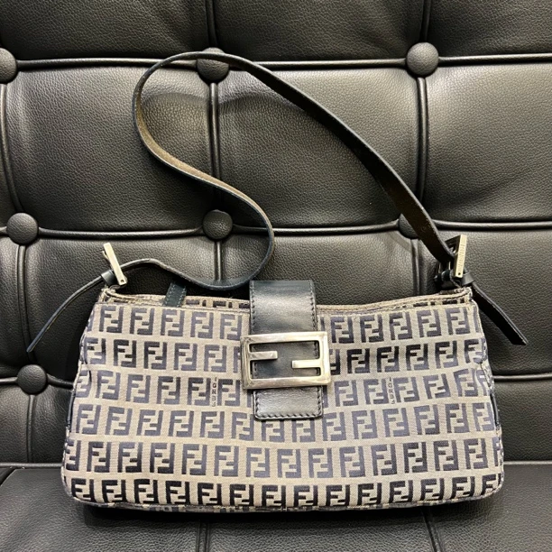 95新 FENDI/芬迪 FENDI/芬迪黑老花法棍腋下包 W18098