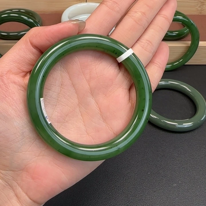 和田玉未镶嵌手镯阳绿