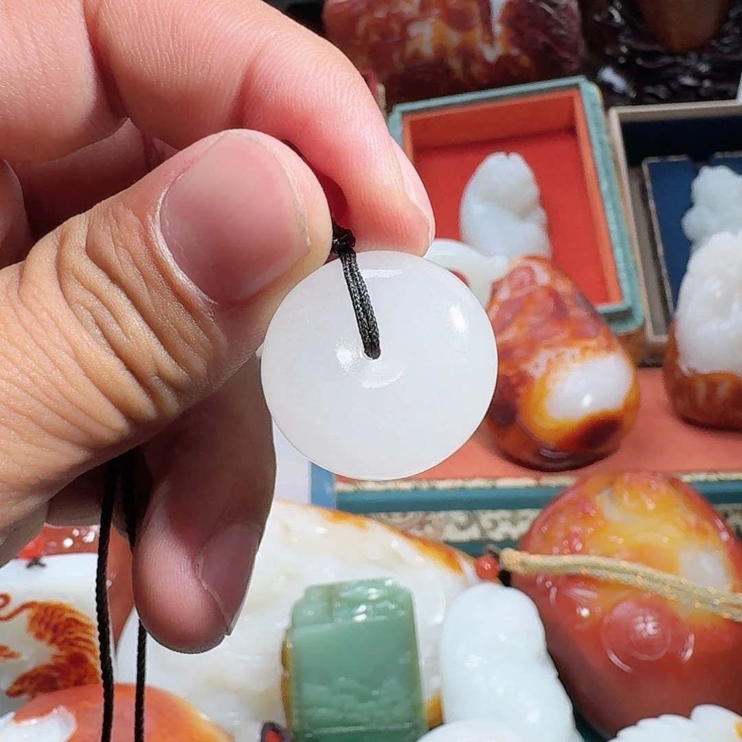 透闪石质玉挂件未镶嵌巴**宗