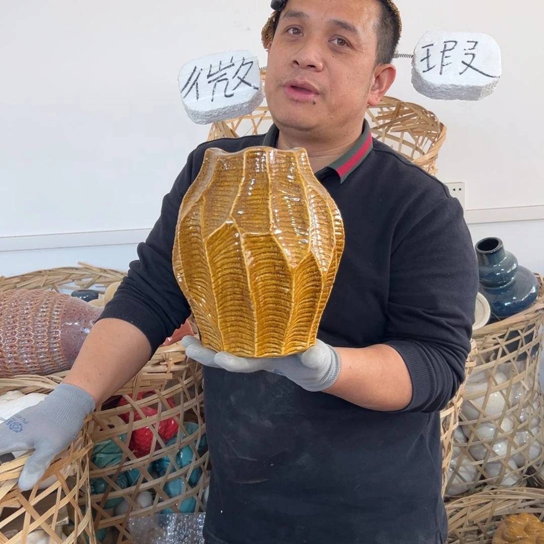 摆件124 号高中低温陶瓷瓶（部分微瑕）