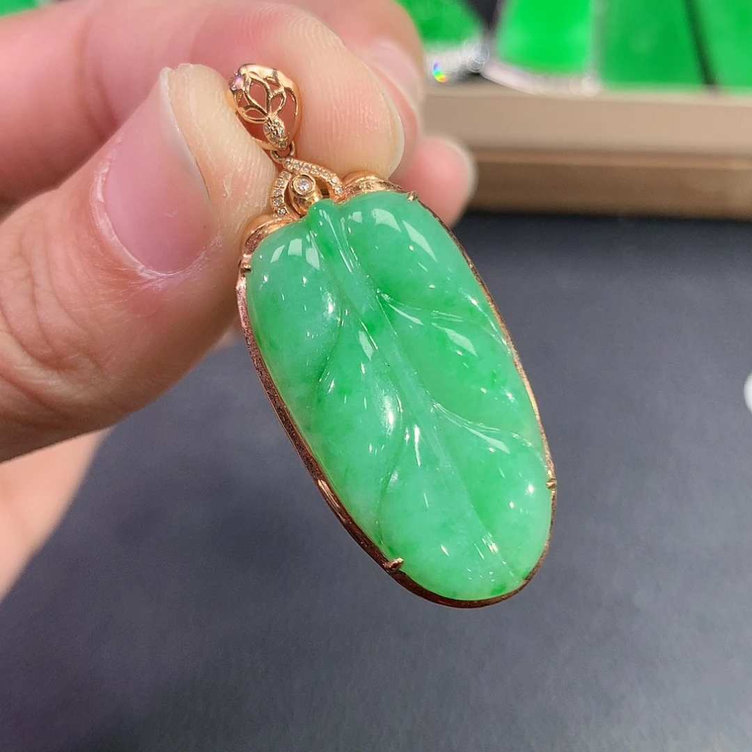 翡翠吊坠(赠链)18K金镶嵌