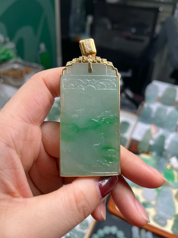 18 K金镶嵌天然翡翠无事牌65.1/33/5.4