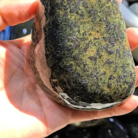 闫***礼木藏玉药王石原石一个