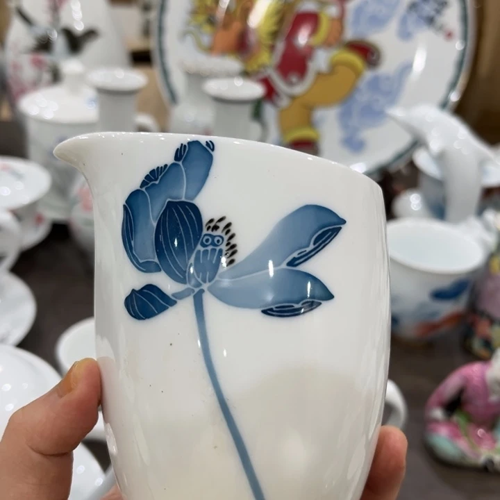 釉下五彩的瓷器和瓷器