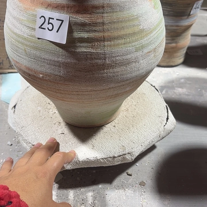 摆件陶高25，口16，有孔，257，