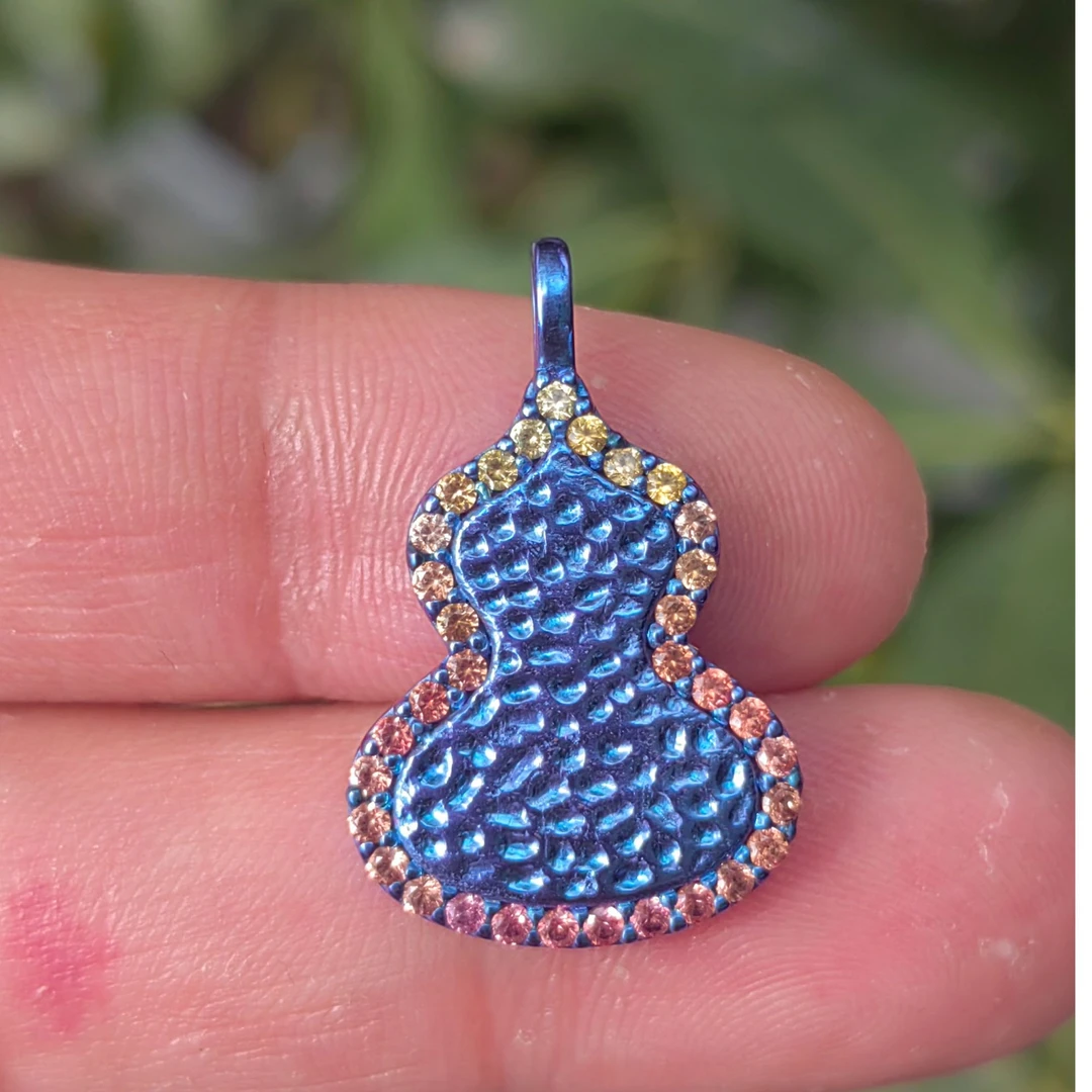 只买单纯的吊坠，没带链子，属的性质。吊坠 钛金属彩宝葫芦吊坠轻奢