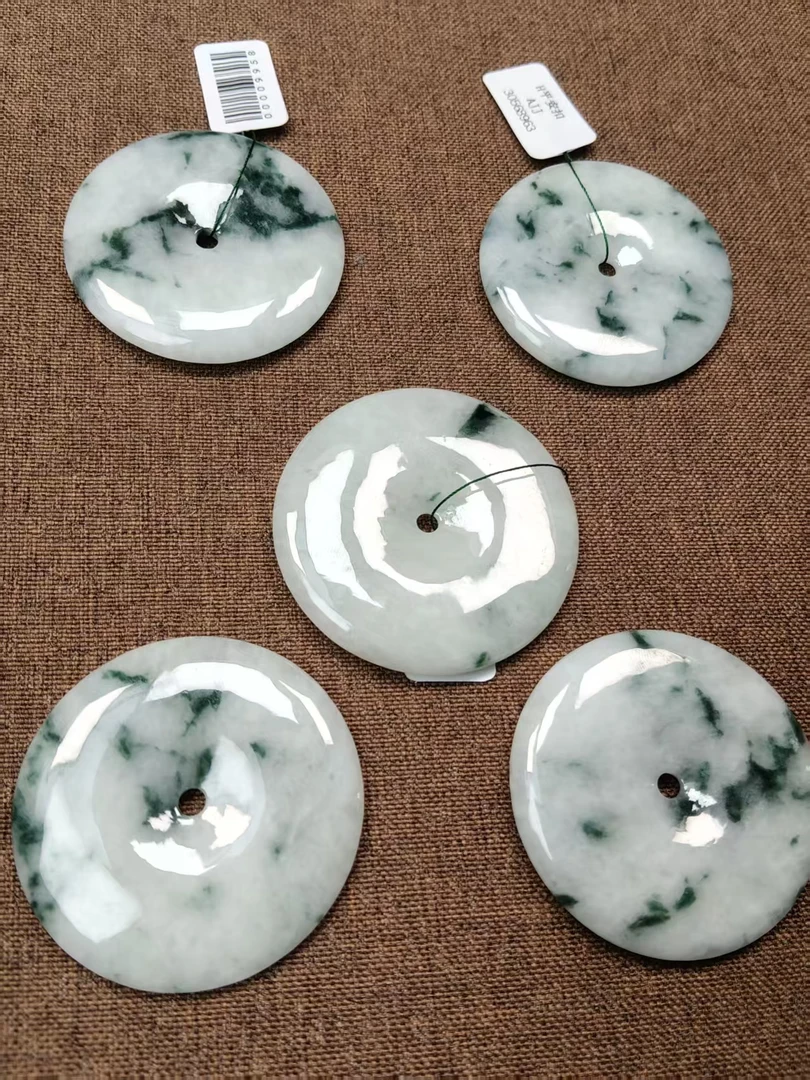 天然缅甸A货翡翠（大平安扣）多样性发其一