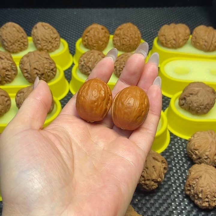 文玩核桃把件小手捻海豚