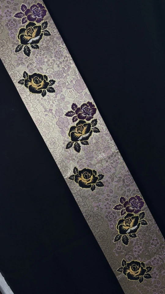 西阵织刺绣，彩金织，牡丹花。