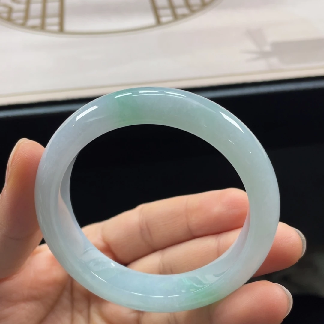 翡翠手镯未镶嵌金丝绿正圈