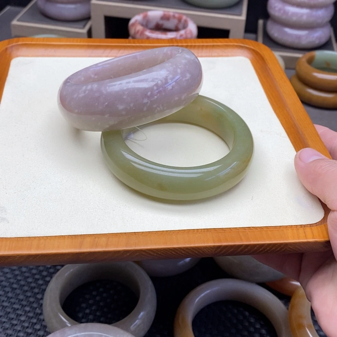 金***姐石英质玉（佘太翠）未镶嵌手镯