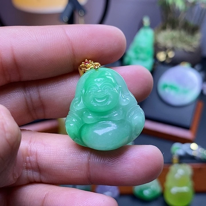 翡翠未镶嵌吊坠(赠链)万***己