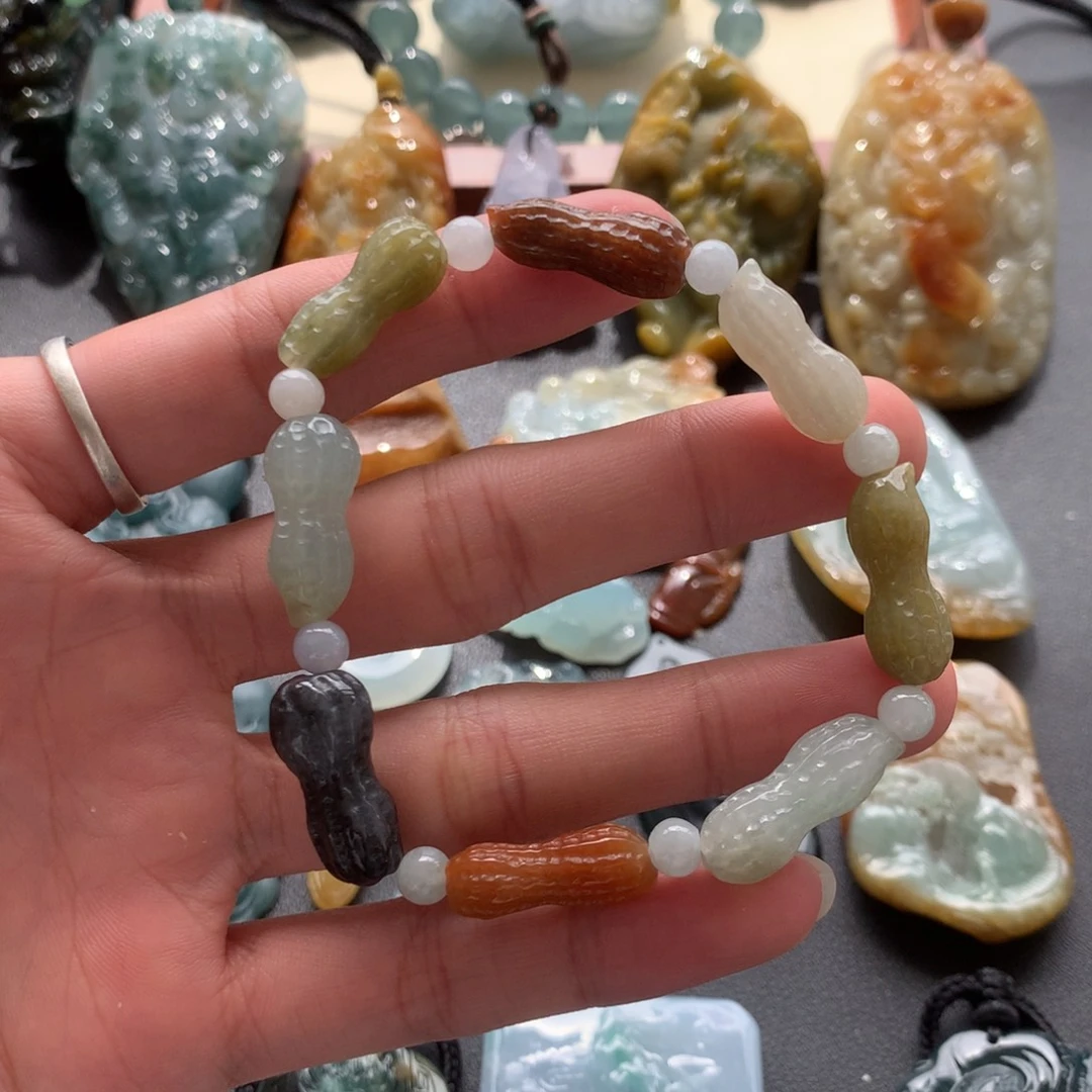 翡翠未镶嵌颈饰花生