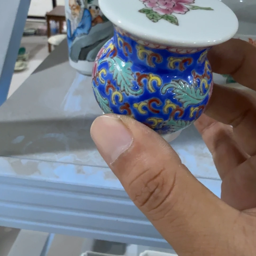 瓷片摆件的是谁和哪个了么