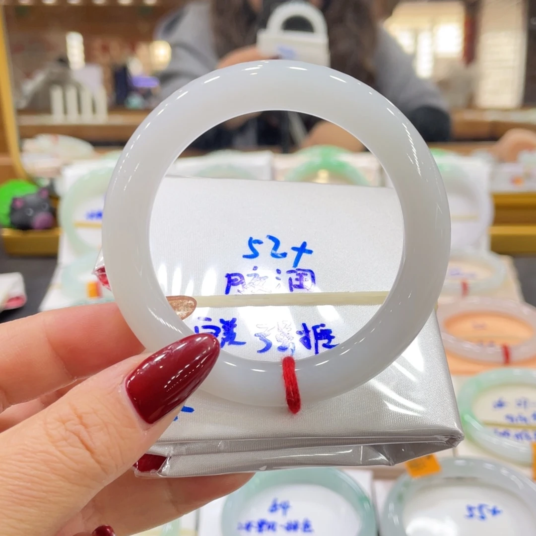 翡翠手镯未镶嵌翡翠