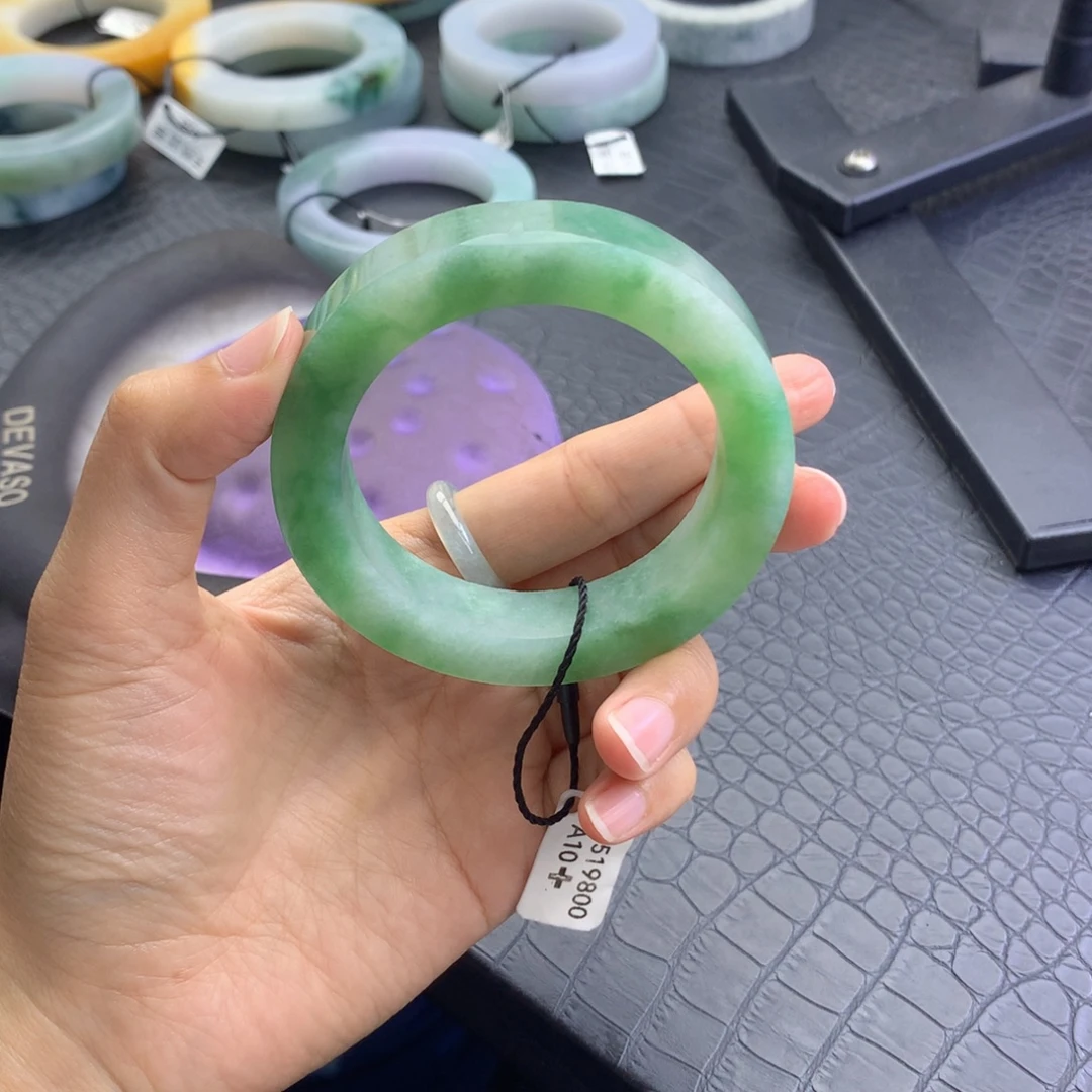 了***播定制翡翠未镶嵌翡翠手镯