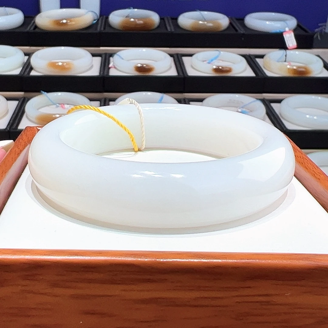 和田玉未镶嵌手镯