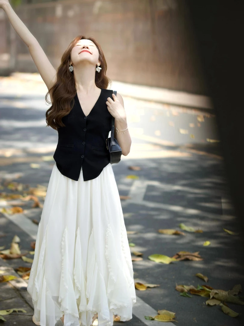 2025夏季新款韩系温柔V领针织马甲开衫不规则荷叶边半身裙两件套