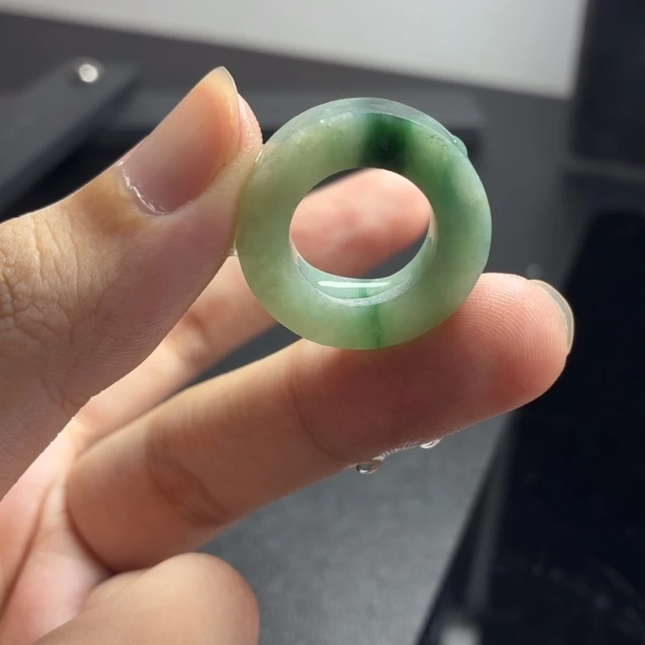 定制翡翠未镶嵌辣绿纹裂漏