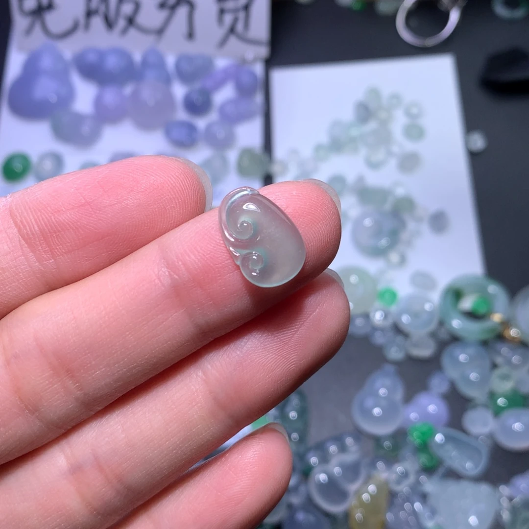 翡翠颈饰未镶嵌如意