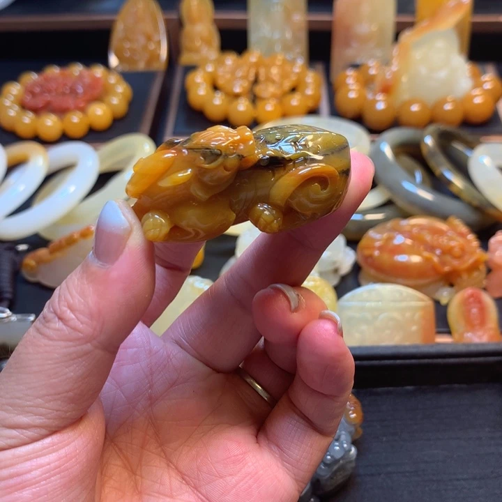 未镶嵌石英质玉（黄龙玉）挂件